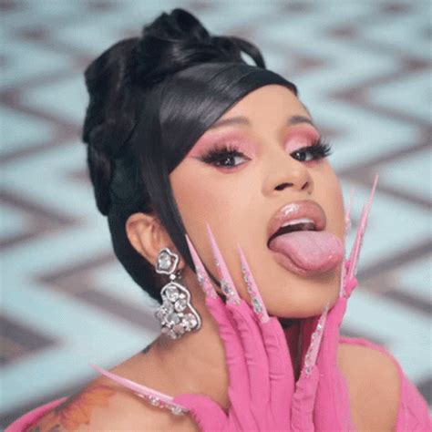 Cardi B son twerk complètement nue ! (Vidéo) Cardi B a écrasé l'année 2017 par ses talents de rappeuse mais pas que. Ancienne strip-tease, star de télé-réalité, la fiancée d'Offset est une redoutable séductrice. Dans une vidéo ultra-sexy qui a fuité, on peut la voir twerker et remuer ses fesses, entièrement nue, les jambes ...